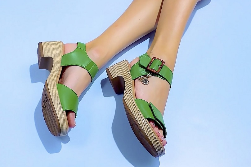 nu pieds et sandales remonte