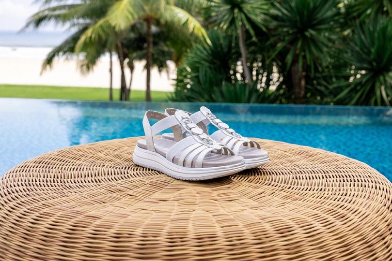 nu pieds et sandales remonte